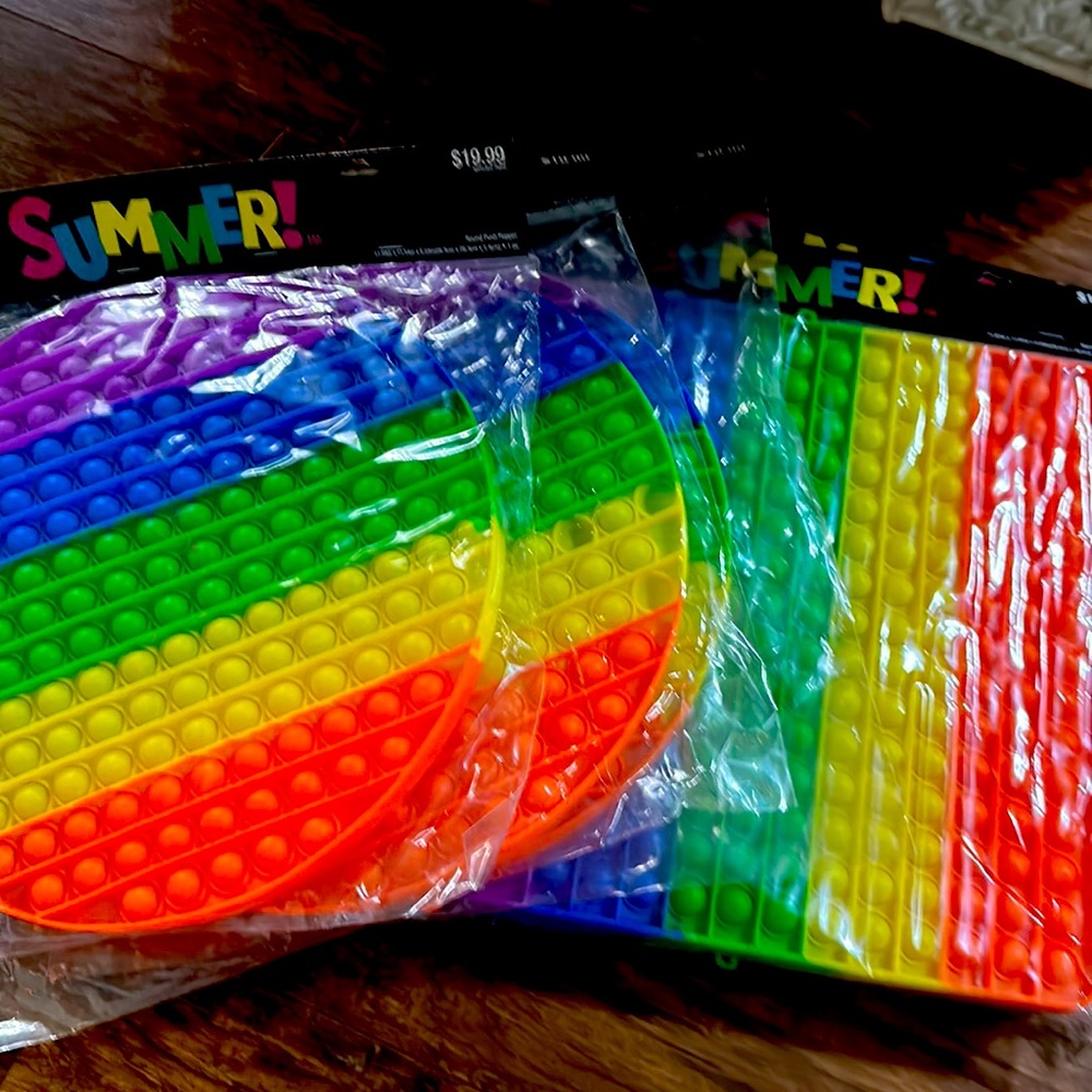 BNIB pop-it’s multipack includes 6 XL pop-it’s (3 sq/3 circle)